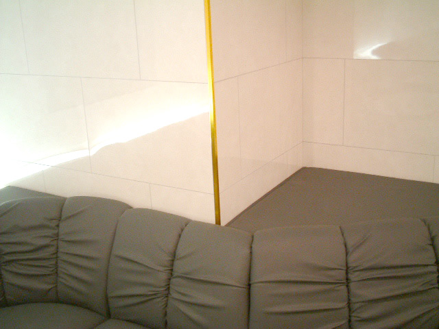 店舗壁の曲面や変型に沿って製作